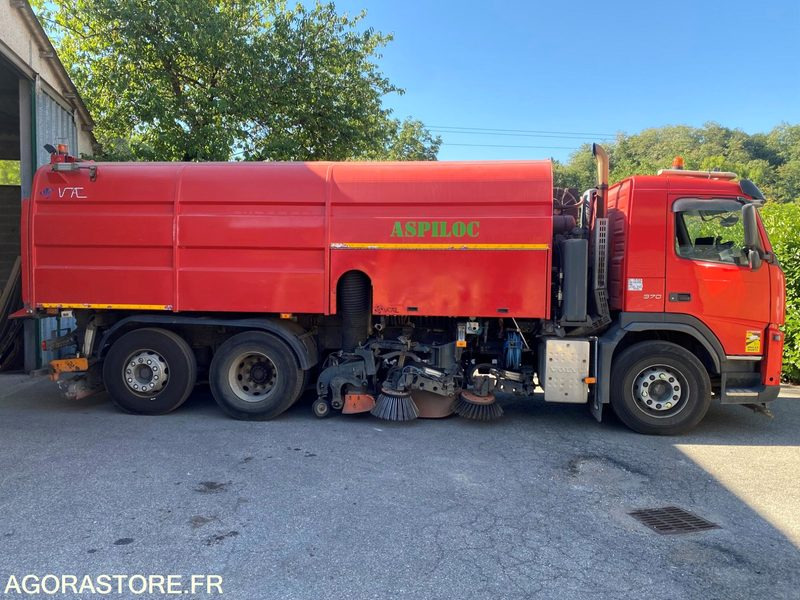 BALAYEUSE VOLVO ROUGE 6ROUES - ANNEE 2011- 298975KMS - Подметально-уборочная машина: фото 1 BALAYEUSE VOLVO ROUGE 6ROUES - ANNEE 2011- 298975KMS - Подметально-уборочная машина: фото 1