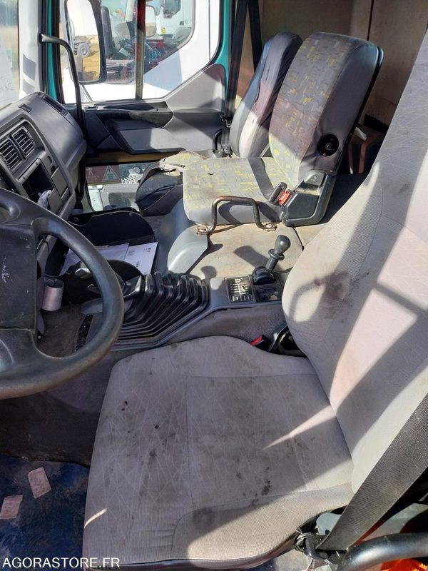 RENAULT PREMIUM 300-19 / 2001 / 816 010 km - Грузовик-шасси: фото 5 RENAULT PREMIUM 300-19 / 2001 / 816 010 km - Грузовик-шасси: фото 5