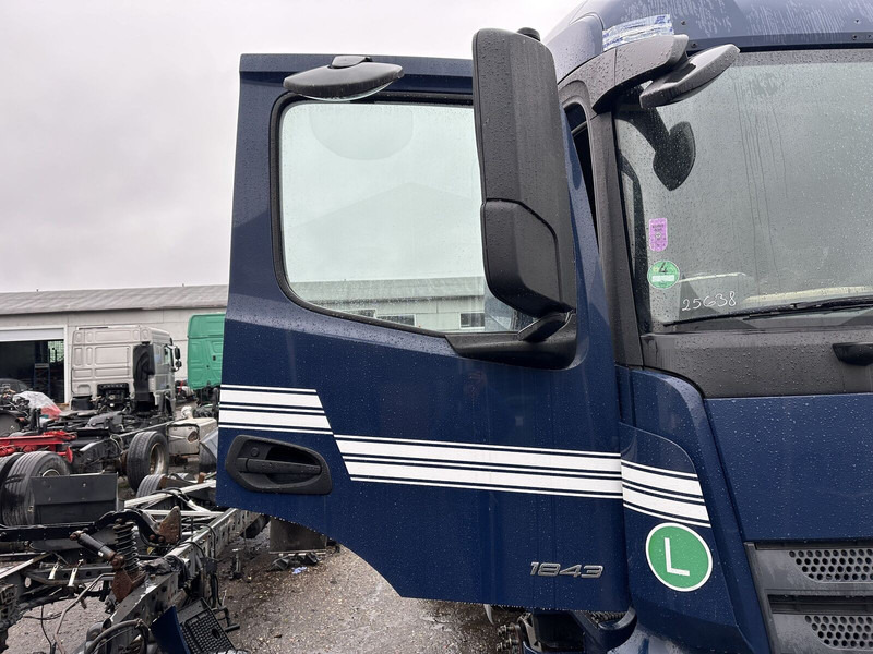 Mercedes-Benz right side low-roof cab doors - Дверь и запчасти для Грузовиков: фото 1 Mercedes-Benz right side low-roof cab doors - Дверь и запчасти для Грузовиков: фото 1