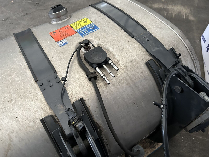 Scania 525L complete fuel tank with fuel optimiser brackets 700x725x124 - Топливный бак для Грузовиков: фото 5 Scania 525L complete fuel tank with fuel optimiser brackets 700x725x124 - Топливный бак для Грузовиков: фото 5