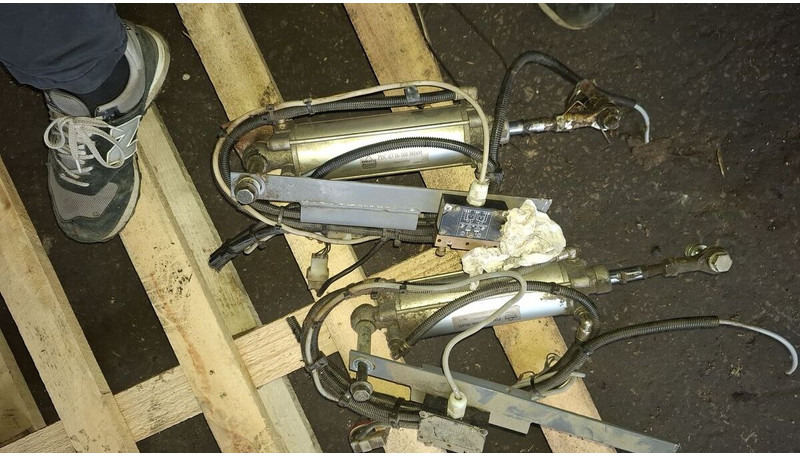 Neoplan BODE цилиндр закрытия - Гидравлический цилиндр: фото 1 Neoplan BODE цилиндр закрытия - Гидравлический цилиндр: фото 1