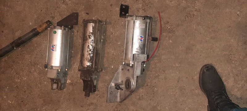 Scania механизм закрытия дверей - Дверь и запчасти: фото 4 Scania механизм закрытия дверей - Дверь и запчасти: фото 4