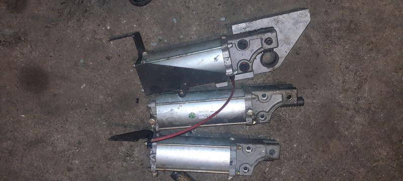 Scania механизм закрытия дверей - Дверь и запчасти: фото 3 Scania механизм закрытия дверей - Дверь и запчасти: фото 3