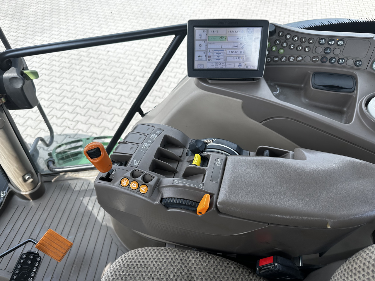 Трактор John Deere 6195R: фото 11