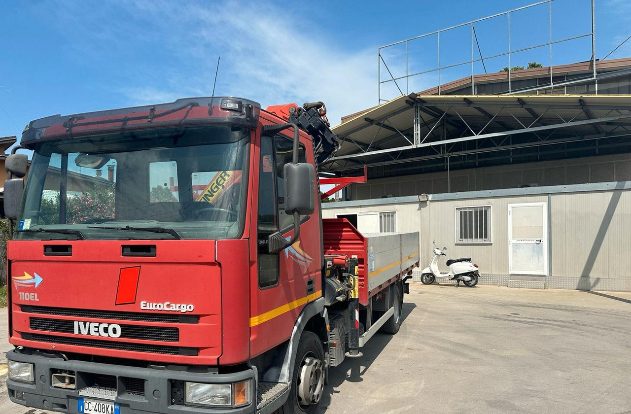 Motrice Iveco con la gru - Грузовик бортовой/ Платформа, Автоманипулятор: фото 2 Motrice Iveco con la gru - Грузовик бортовой/ Платформа, Автоманипулятор: фото 2