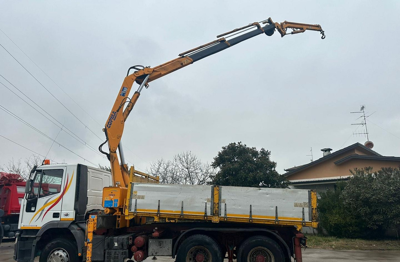 Motrice Iveco eurotech con la grù - Самосвал, Автоманипулятор: фото 1 Motrice Iveco eurotech con la grù - Самосвал, Автоманипулятор: фото 1