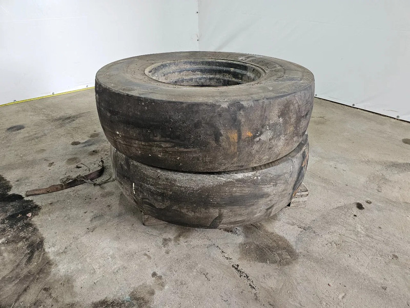 Firestone 16.9-30 - Шина для Грузовиков: фото 1 Firestone 16.9-30 - Шина для Грузовиков: фото 1