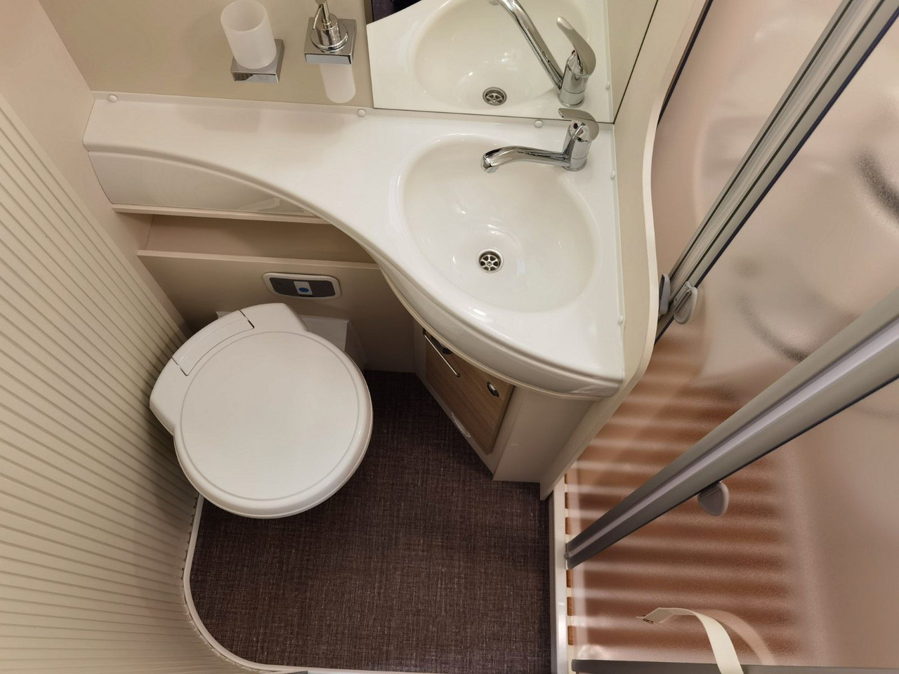 Альковный автодом Eura Mobil ACTIVA ONE 630 LS / -2025- / 140PS / RAUMWUNDER: фото 24 Альковный автодом Eura Mobil ACTIVA ONE 630 LS / -2025- / 140PS / RAUMWUNDER: фото 24