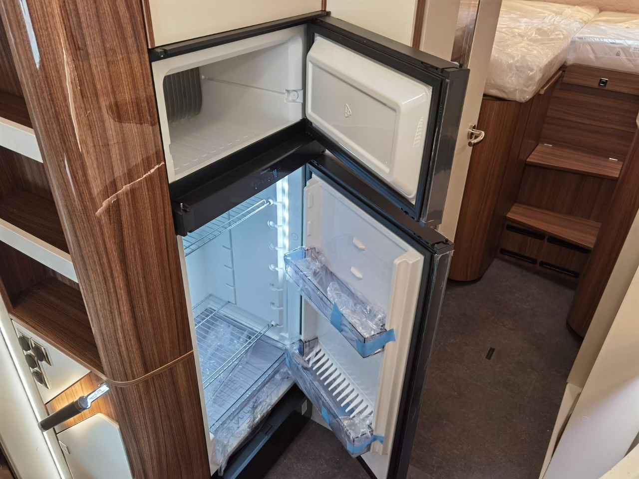 Полуинтегрированный автодом Eura Mobil CONTURA 766 EB / LUMINARY PAKET / EINZELBETTEN: фото 15