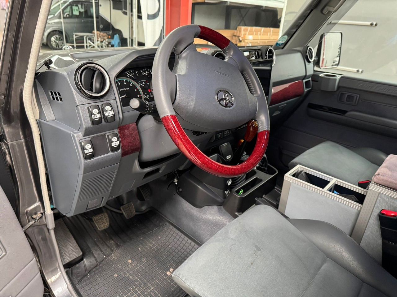 Легковой автомобиль Toyota TOYOTA LAND CRUISER GRJ 79 DC - VX LIMITED: фото 13