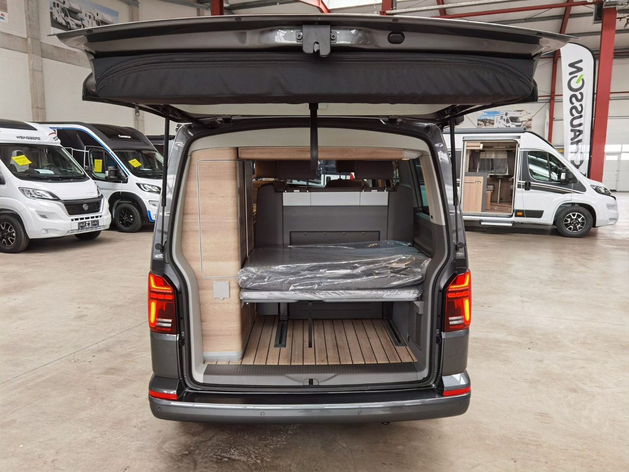 Пассажирский фургон Volkswagen T6.1 CALIFORNIA OCEAN EDITION / DSG / NAVI / ACC: фото 13