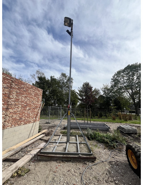 Kraancontainer puincontainer / uitschuifbare lichtmast met beton voet kraancontainer puincontainer / uitschuifbare lichtmast met beton voet - Осветительная мачта: фото 2 Kraancontainer puincontainer / uitschuifbare lichtmast met beton voet kraancontainer puincontainer / uitschuifbare lichtmast met beton voet - Осветительная мачта: фото 2