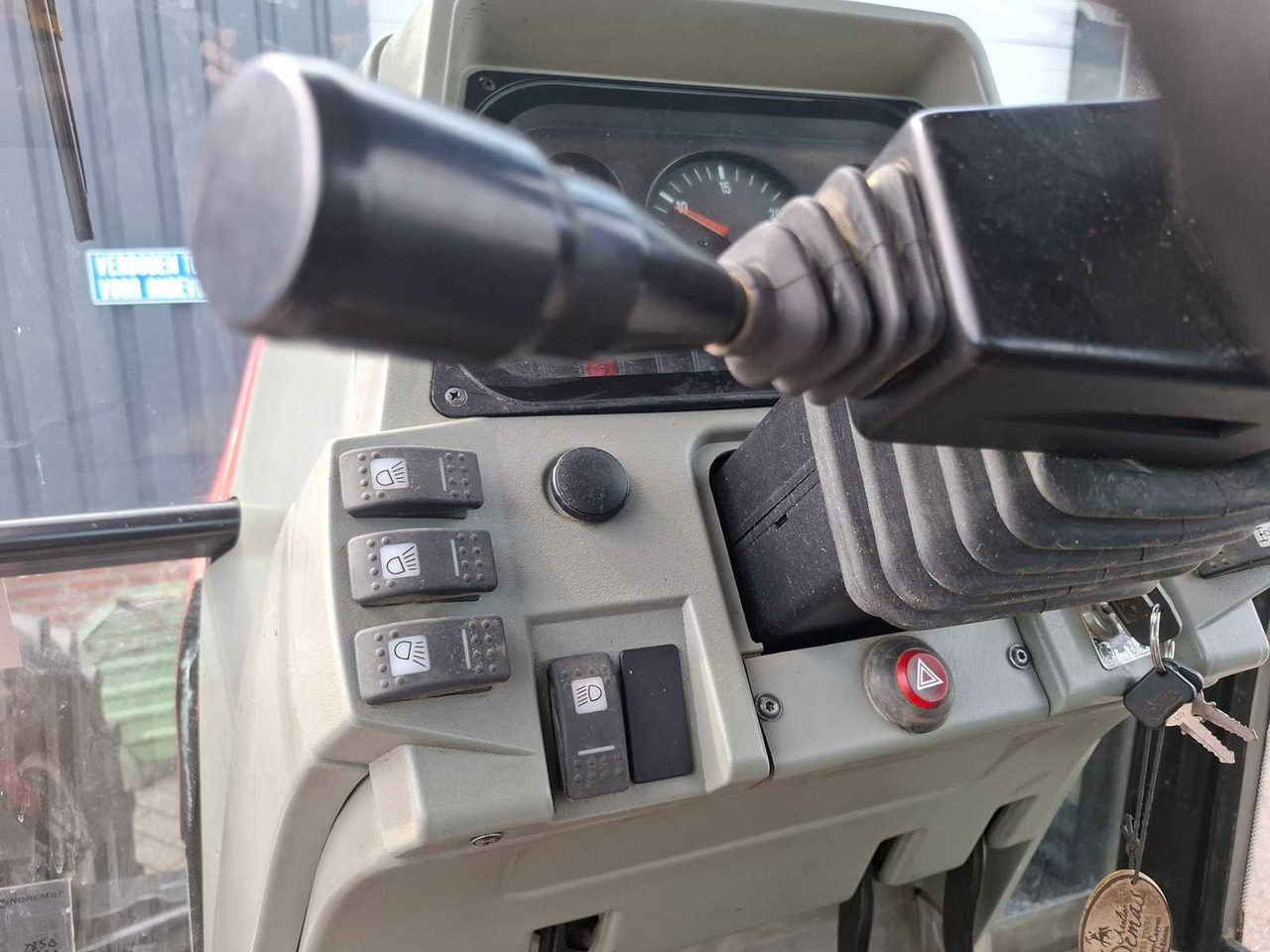 Трактор 1997 MASSEY FERGUSON 8130 DYNASHIFT ALL-WHEEL DRIVE FARM TRACTOR: фото 19