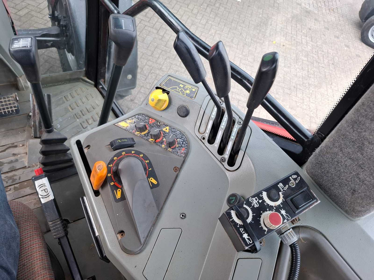 Трактор 1997 MASSEY FERGUSON 8130 DYNASHIFT ALL-WHEEL DRIVE FARM TRACTOR: фото 17