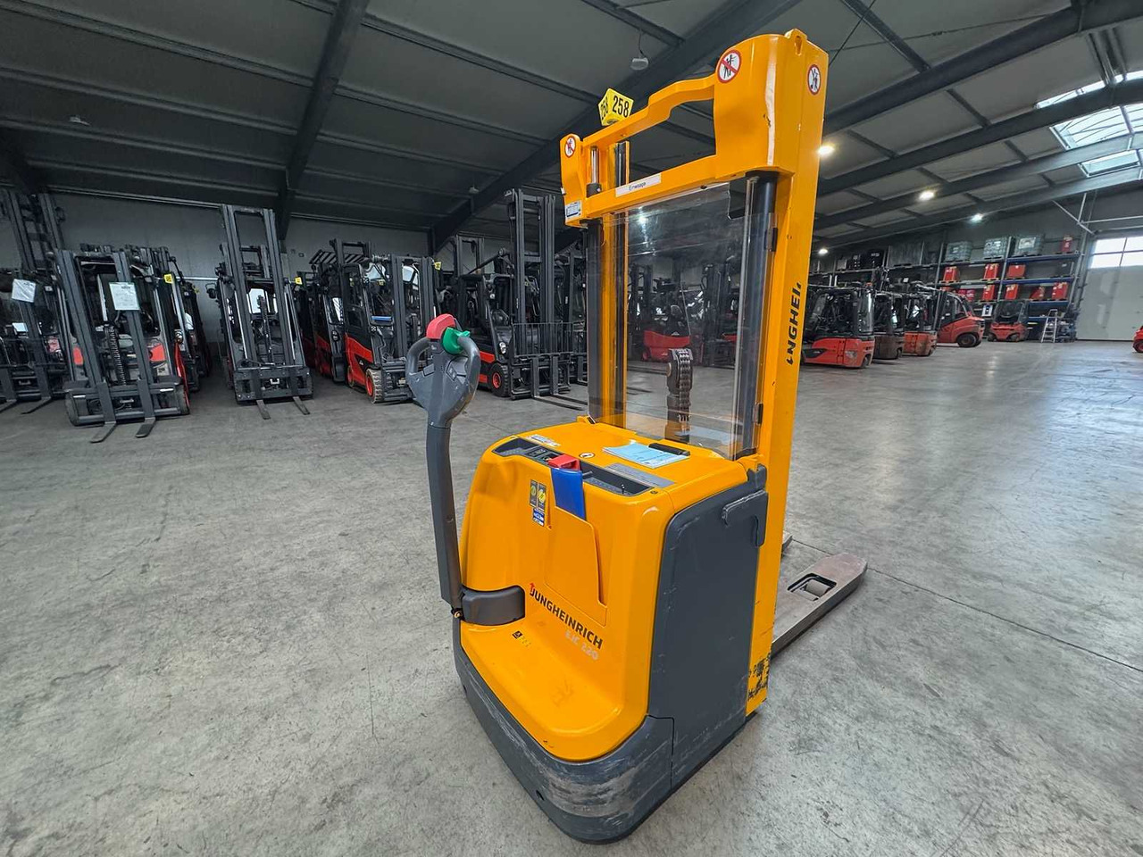 2015 JUNGHEINRICH EJC220 2,000KG STACKER PALLET TRUCK ANT FREE LIFT - Вилочный погрузчик: фото 1 2015 JUNGHEINRICH EJC220 2,000KG STACKER PALLET TRUCK ANT FREE LIFT - Вилочный погрузчик: фото 1