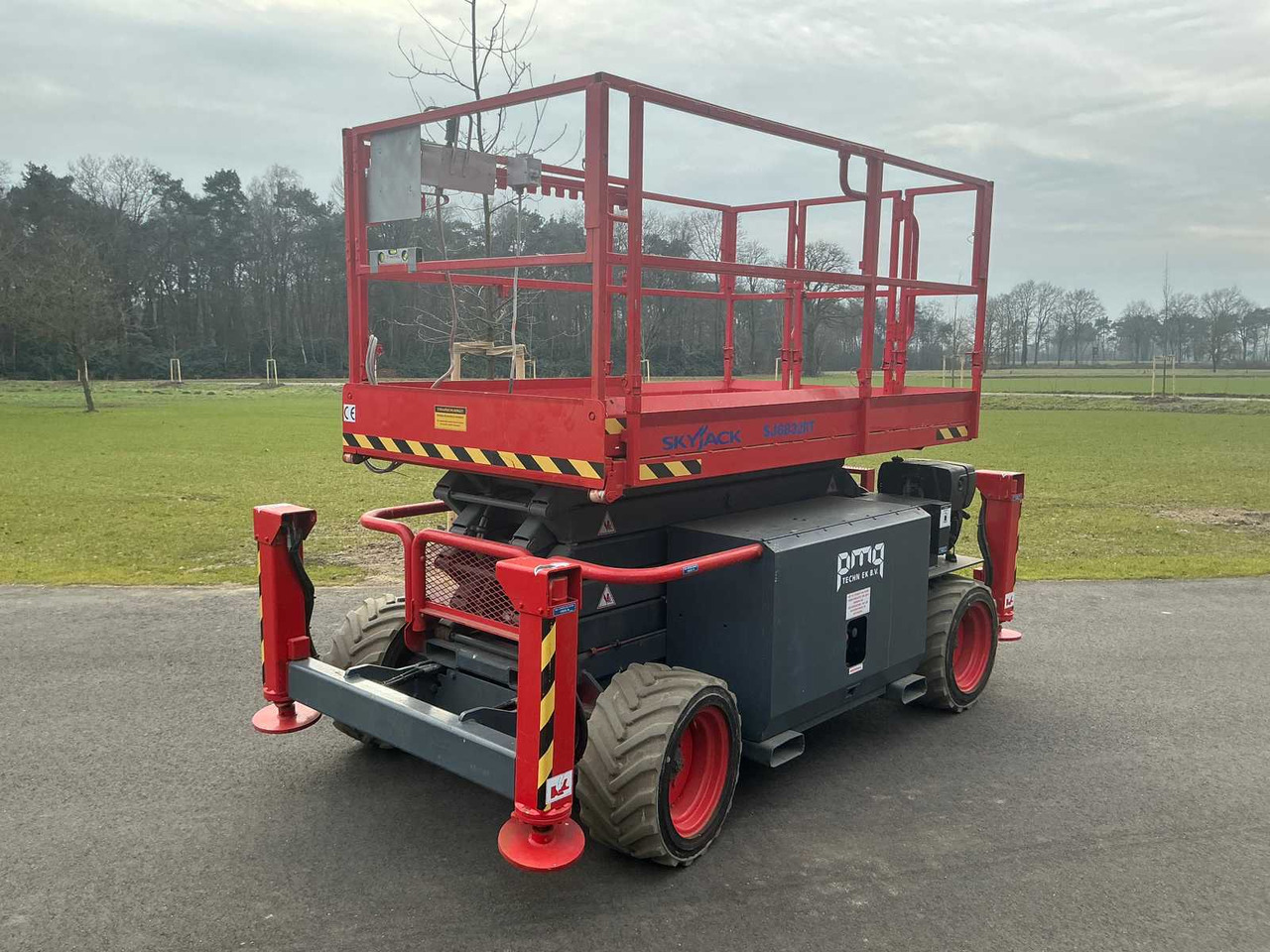2015 SKYJACK SJ6832RTE SCISSOR AERIAL WORK PLATFORM ROUGH TERRAIN - Подъёмник: фото 1 2015 SKYJACK SJ6832RTE SCISSOR AERIAL WORK PLATFORM ROUGH TERRAIN - Подъёмник: фото 1