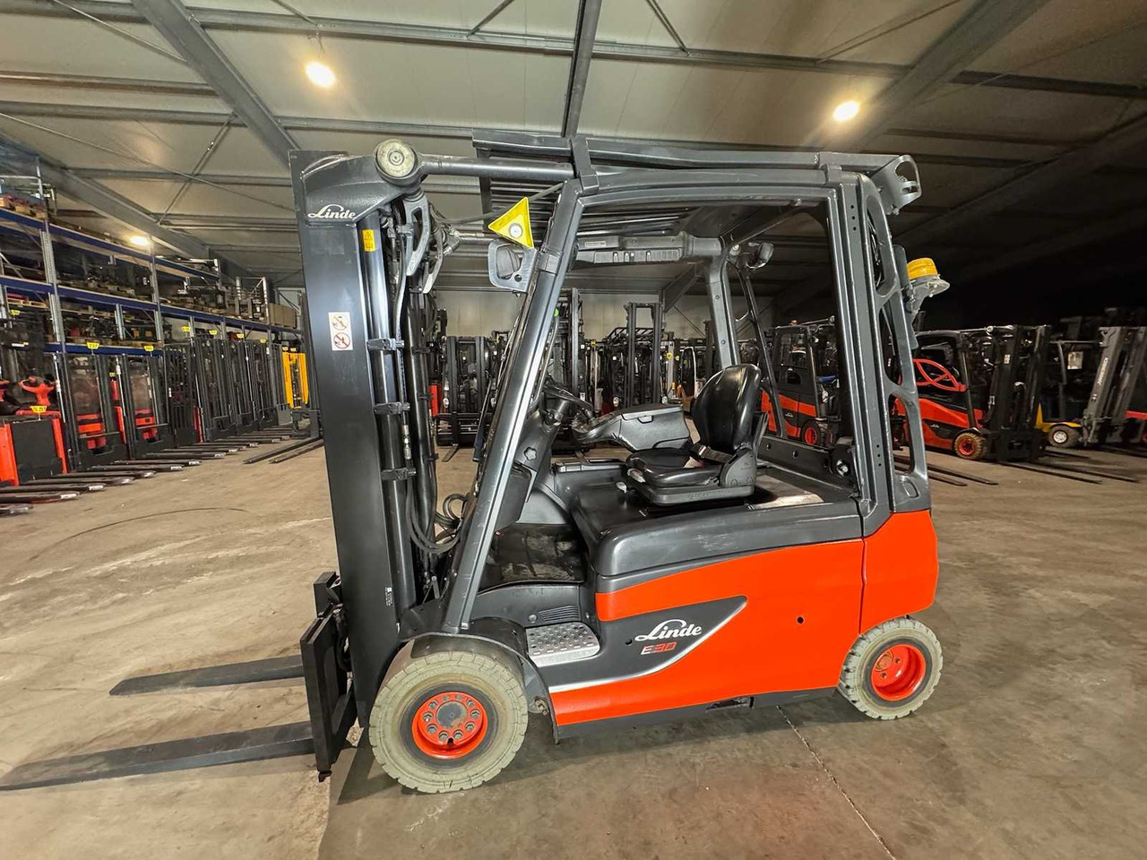 2016 SERVICE + UVV 10/2026 LINDE E30L 3.000KG EVO TRIPLEX 3.+4. - Вилочный погрузчик: фото 2 2016 SERVICE + UVV 10/2026 LINDE E30L 3.000KG EVO TRIPLEX 3.+4. - Вилочный погрузчик: фото 2
