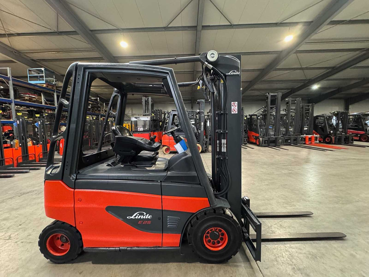 2016 SERVICE + UVV 12/2026 LINDE E25 2,500KG 4X TIRES NEW ELECTRIC FORKLIFT 10,007 HOURS - Вилочный погрузчик: фото 5 2016 SERVICE + UVV 12/2026 LINDE E25 2,500KG 4X TIRES NEW ELECTRIC FORKLIFT 10,007 HOURS - Вилочный погрузчик: фото 5