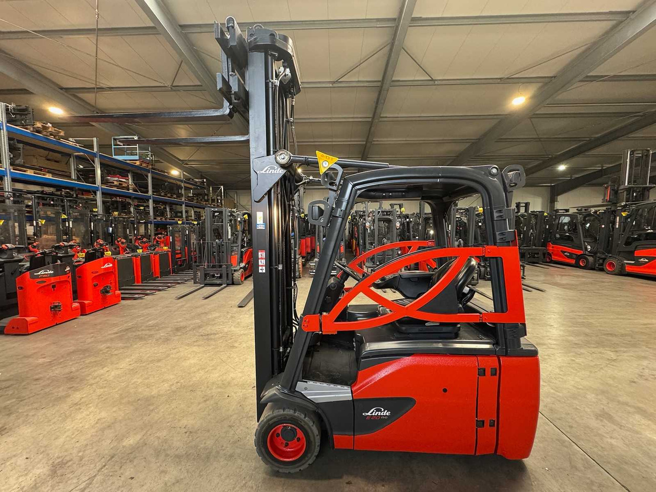 2018 SERVICE + UVV 10/2026 LINDE E20L EVO 2.000KG TRIPLEX 680CM ELECTRIC FORKLIFT FORKLIFT - Вилочный погрузчик: фото 1 2018 SERVICE + UVV 10/2026 LINDE E20L EVO 2.000KG TRIPLEX 680CM ELECTRIC FORKLIFT FORKLIFT - Вилочный погрузчик: фото 1