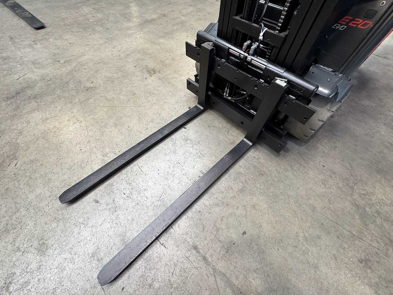 2018 SERVICE + UVV 10/2026 LINDE E20L EVO 2.000KG TRIPLEX 680CM ELECTRIC FORKLIFT FORKLIFT - Вилочный погрузчик: фото 4 2018 SERVICE + UVV 10/2026 LINDE E20L EVO 2.000KG TRIPLEX 680CM ELECTRIC FORKLIFT FORKLIFT - Вилочный погрузчик: фото 4