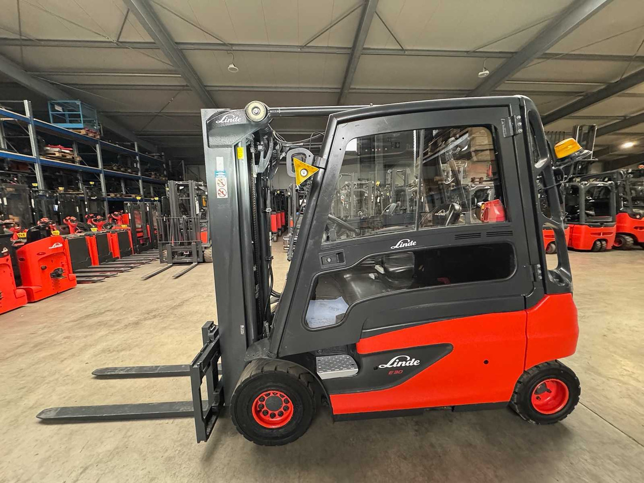 2018 SERVICE + UVV 10/2026 LINDE E30L 3,000KG TRIPLEX ELECTRIC FORKLIFT 4,647 HOURS - Вилочный погрузчик: фото 2 2018 SERVICE + UVV 10/2026 LINDE E30L 3,000KG TRIPLEX ELECTRIC FORKLIFT 4,647 HOURS - Вилочный погрузчик: фото 2