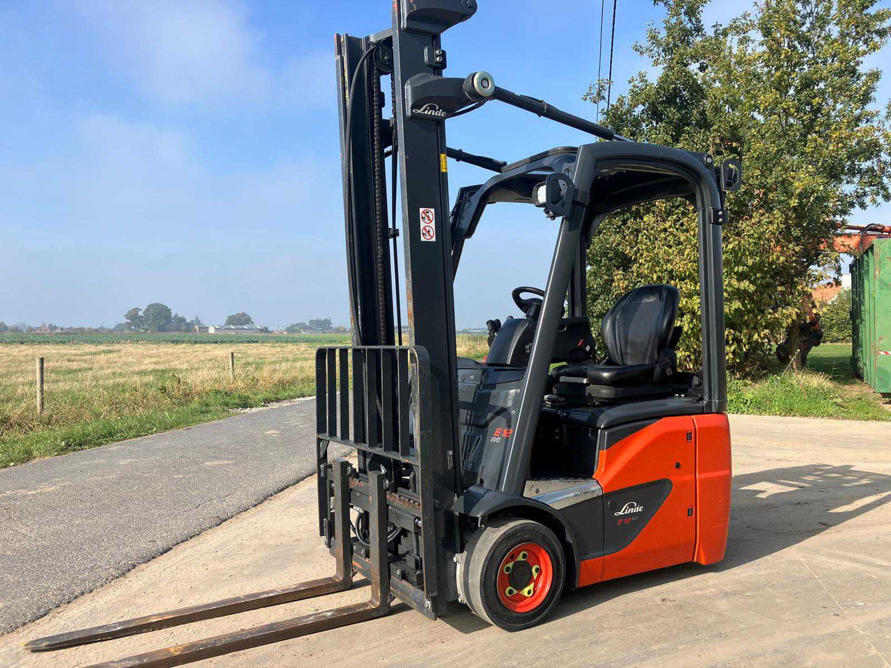 2019 LINDE E12 ELECTRIC FORKLIFT TRUCK - Вилочный погрузчик: фото 1 2019 LINDE E12 ELECTRIC FORKLIFT TRUCK - Вилочный погрузчик: фото 1