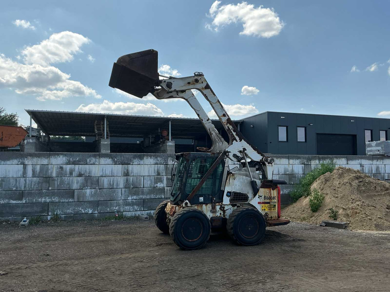 Мини-погрузчик с бортовым поворотом Bobcat S850: фото 11