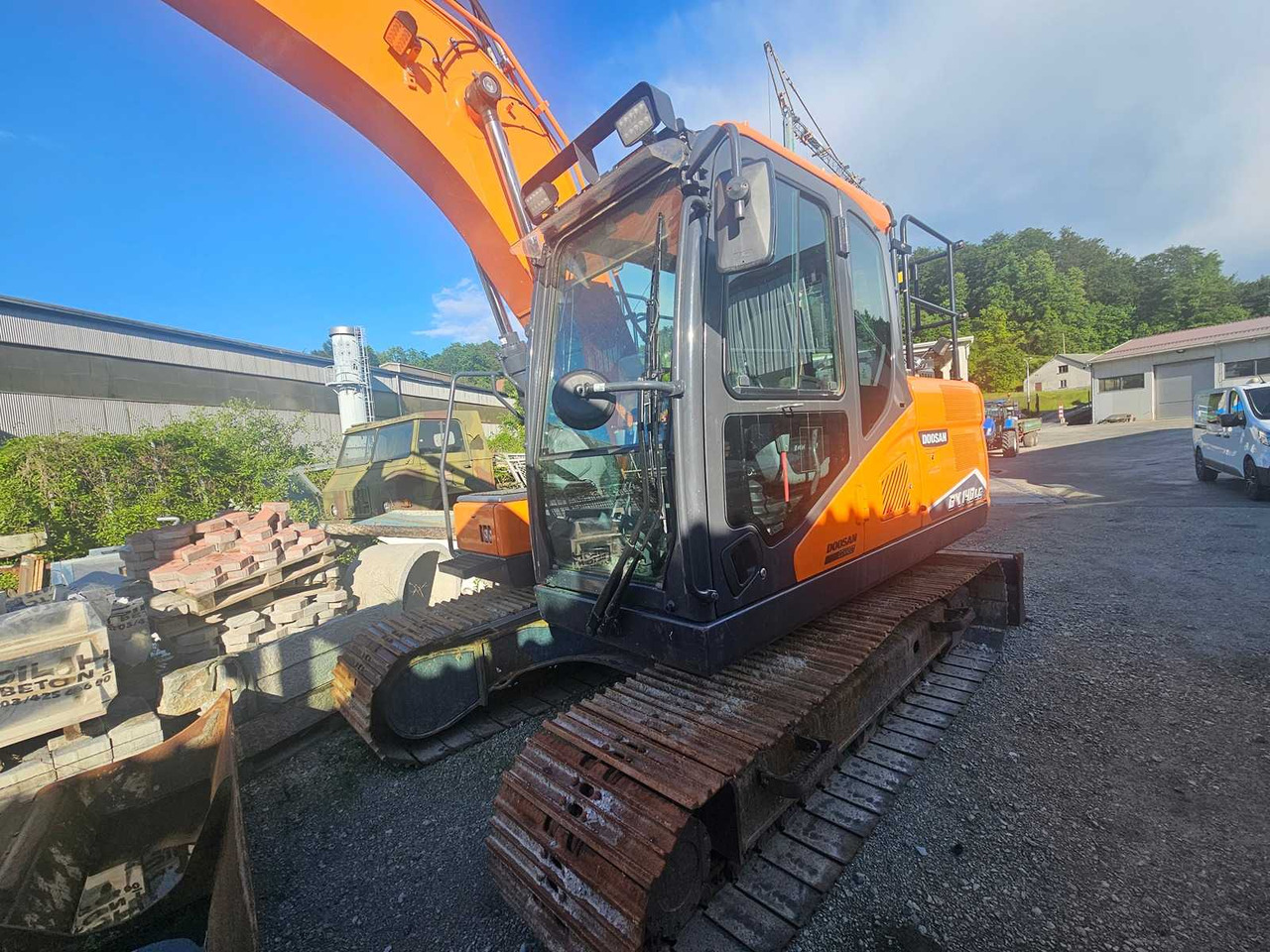 DOOSAN DX140LCR-7 - Гусеничный экскаватор: фото 1 DOOSAN DX140LCR-7 - Гусеничный экскаватор: фото 1