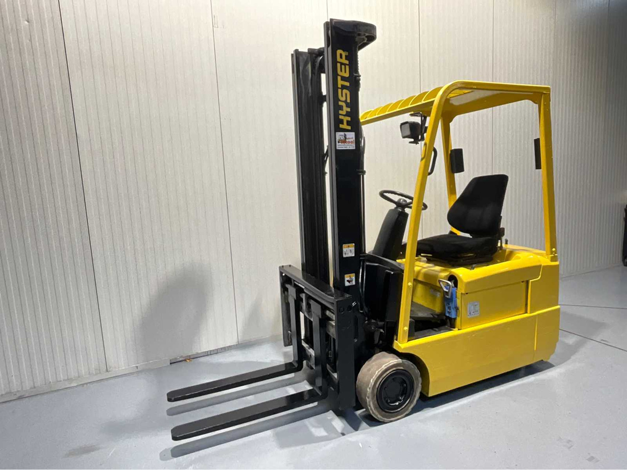 HYSTER ELECTRIC FORKLIFT -3.8M MAST, FORK POSITIONER - J1.60XMT - FORKLIFT, BATTERY CHARGER - Вилочный погрузчик: фото 1 HYSTER ELECTRIC FORKLIFT -3.8M MAST, FORK POSITIONER - J1.60XMT - FORKLIFT, BATTERY CHARGER - Вилочный погрузчик: фото 1
