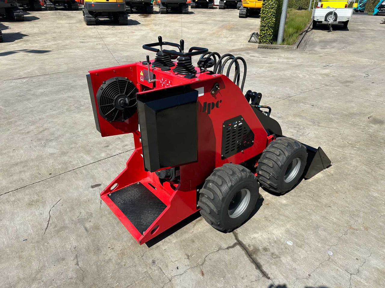 JPC HT320 - Мини-погрузчик с бортовым поворотом: фото 4 JPC HT320 - Мини-погрузчик с бортовым поворотом: фото 4