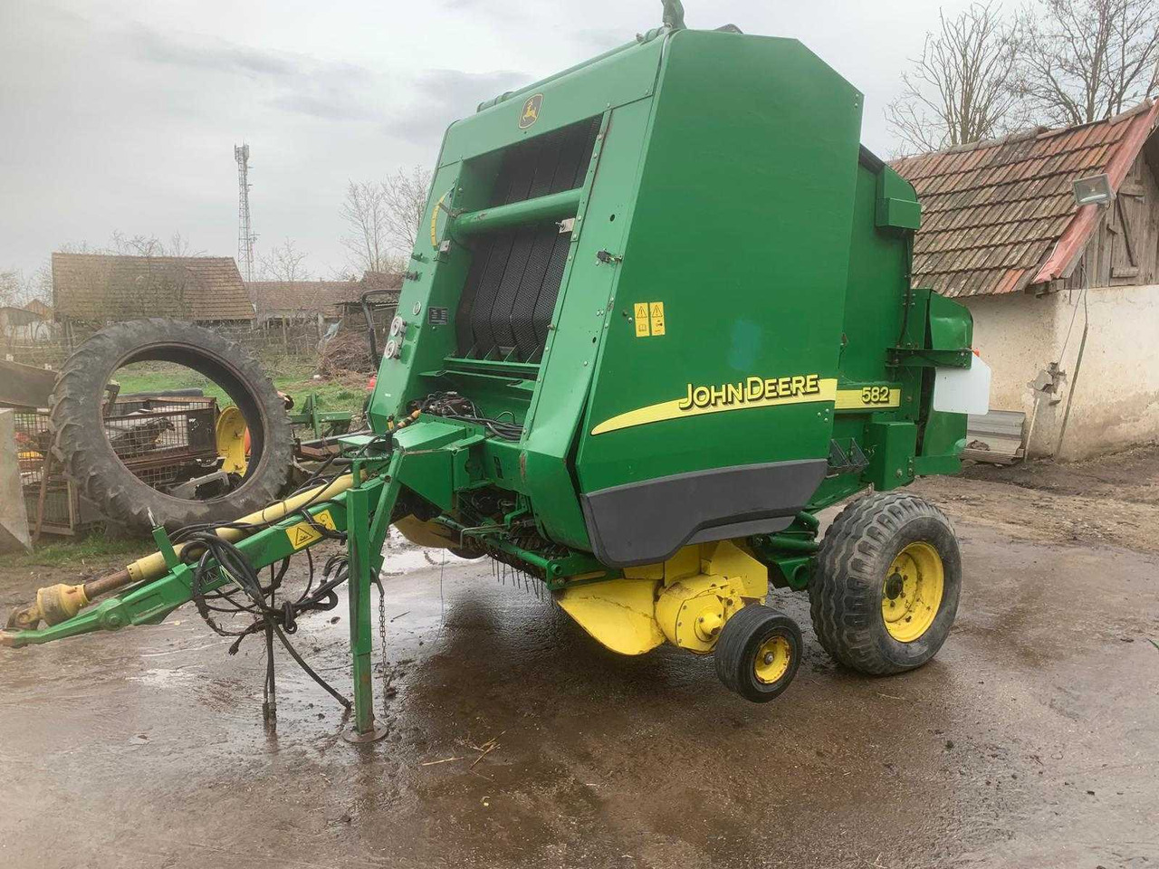 John Deere 582 - Пресс-подборщик рулонный: фото 1 John Deere 582 - Пресс-подборщик рулонный: фото 1