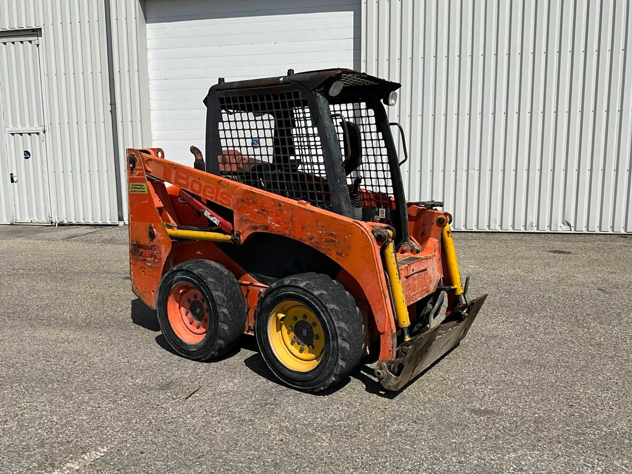 Komatsu SK714 - Мини-погрузчик с бортовым поворотом: фото 1 Komatsu SK714 - Мини-погрузчик с бортовым поворотом: фото 1