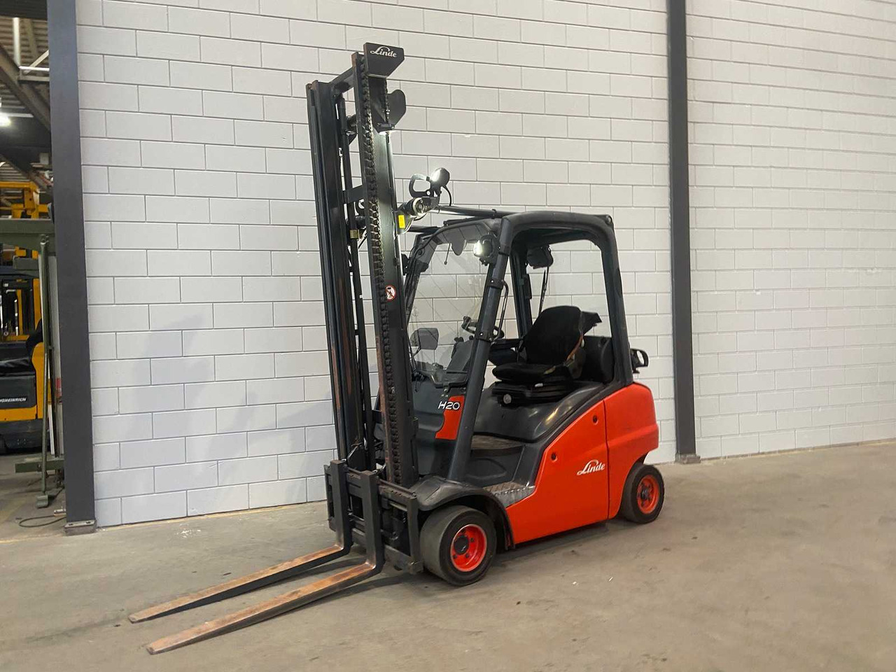 LINDE - 2013 - H20T - FORKLIFT TRUCK - SIDE-SHIFT - Вилочный погрузчик: фото 1 LINDE - 2013 - H20T - FORKLIFT TRUCK - SIDE-SHIFT - Вилочный погрузчик: фото 1