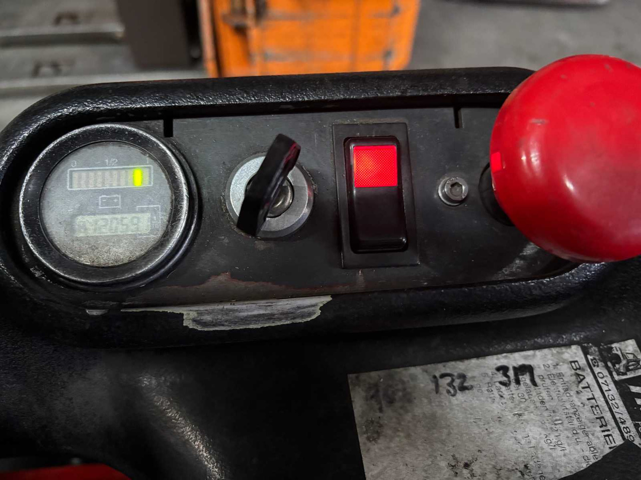 LINDE - L 16 - REACH FORKLIFT - 1999 - Вилочный погрузчик: фото 3 LINDE - L 16 - REACH FORKLIFT - 1999 - Вилочный погрузчик: фото 3