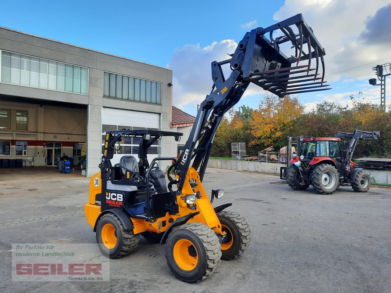 JCB 403 Agri PLUS - Компактный фронтальный погрузчик: фото 1 JCB 403 Agri PLUS - Компактный фронтальный погрузчик: фото 1