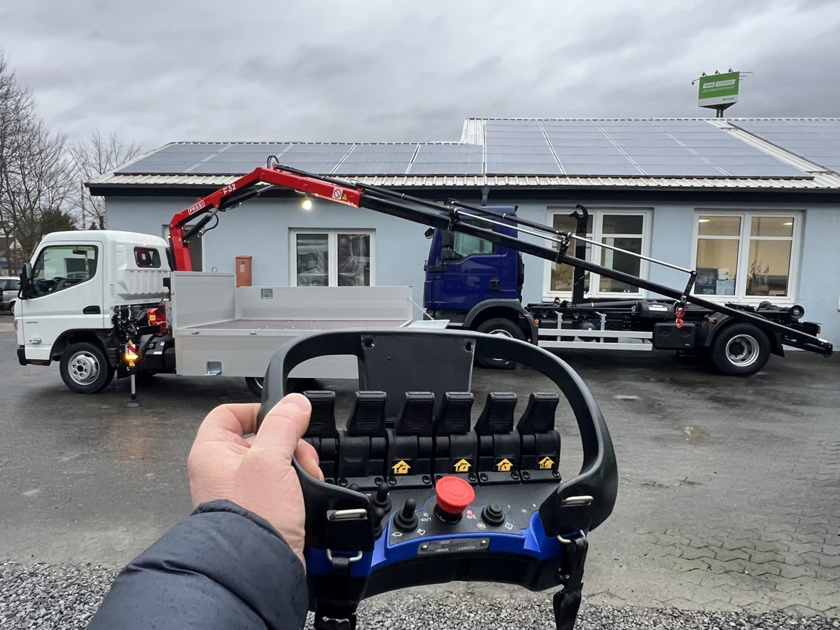 FUSO 3S15 Alu Pritsche 2.80m Ladekran Funk! sofort ve - Малотоннажный бортовой грузовик: фото 2 FUSO 3S15 Alu Pritsche 2.80m Ladekran Funk! sofort ve - Малотоннажный бортовой грузовик: фото 2