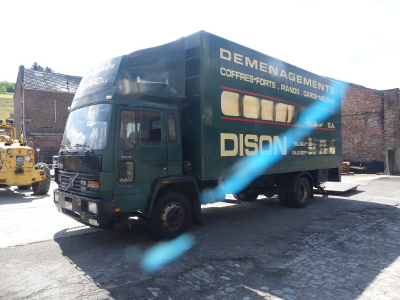 Camion de déménagement avec haillon arrière Volvo FL6-140 (1986-451.079 km-VIN:YB1E6AXGB405329) - Грузовик с закрытым кузовом: фото 1 Camion de déménagement avec haillon arrière Volvo FL6-140 (1986-451.079 km-VIN:YB1E6AXGB405329) - Грузовик с закрытым кузовом: фото 1