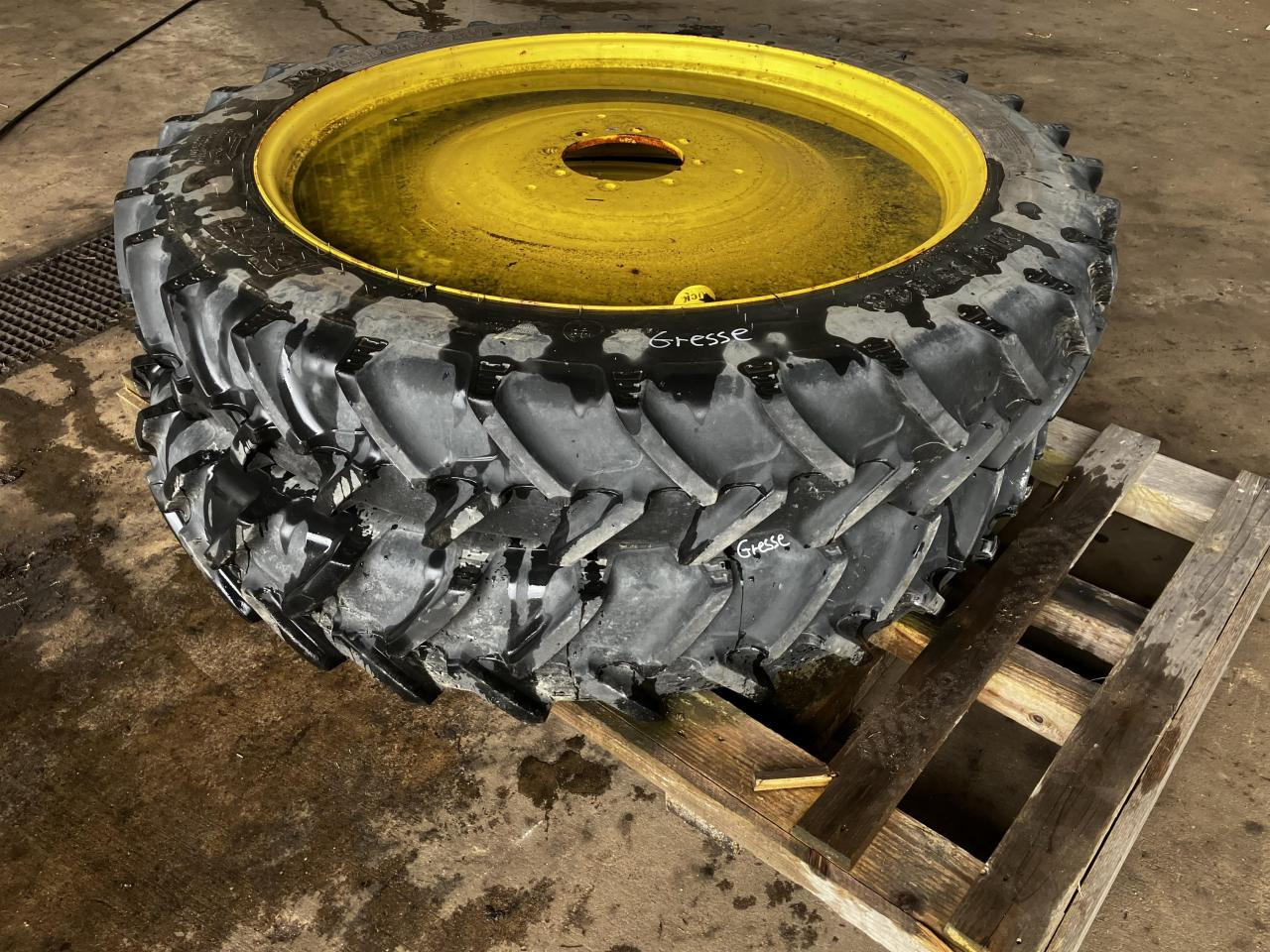 BKT 270/95R48 - Шина для Сельскохозяйственной техники: фото 1 BKT 270/95R48 - Шина для Сельскохозяйственной техники: фото 1
