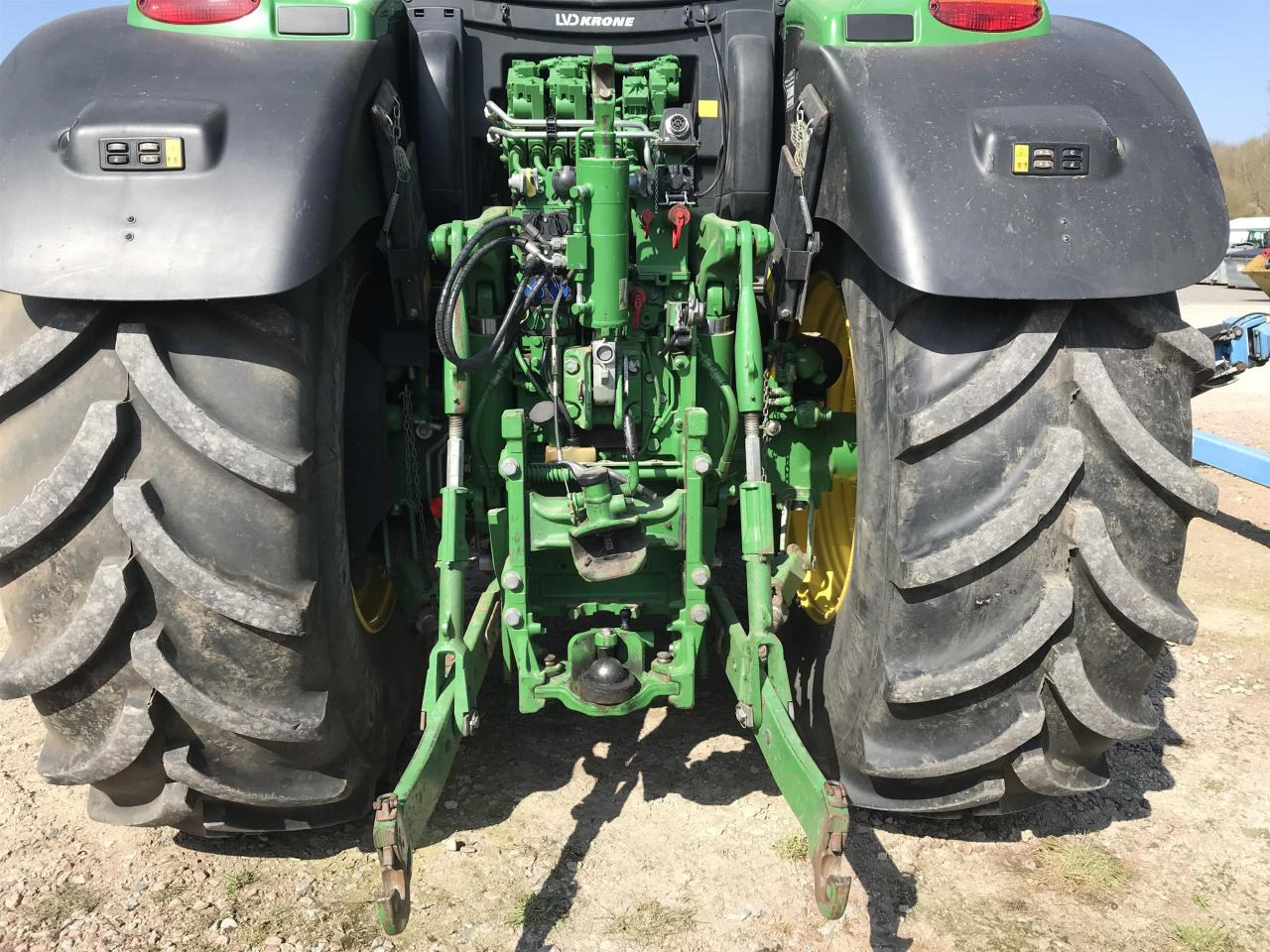 Трактор John Deere 6215R: фото 6