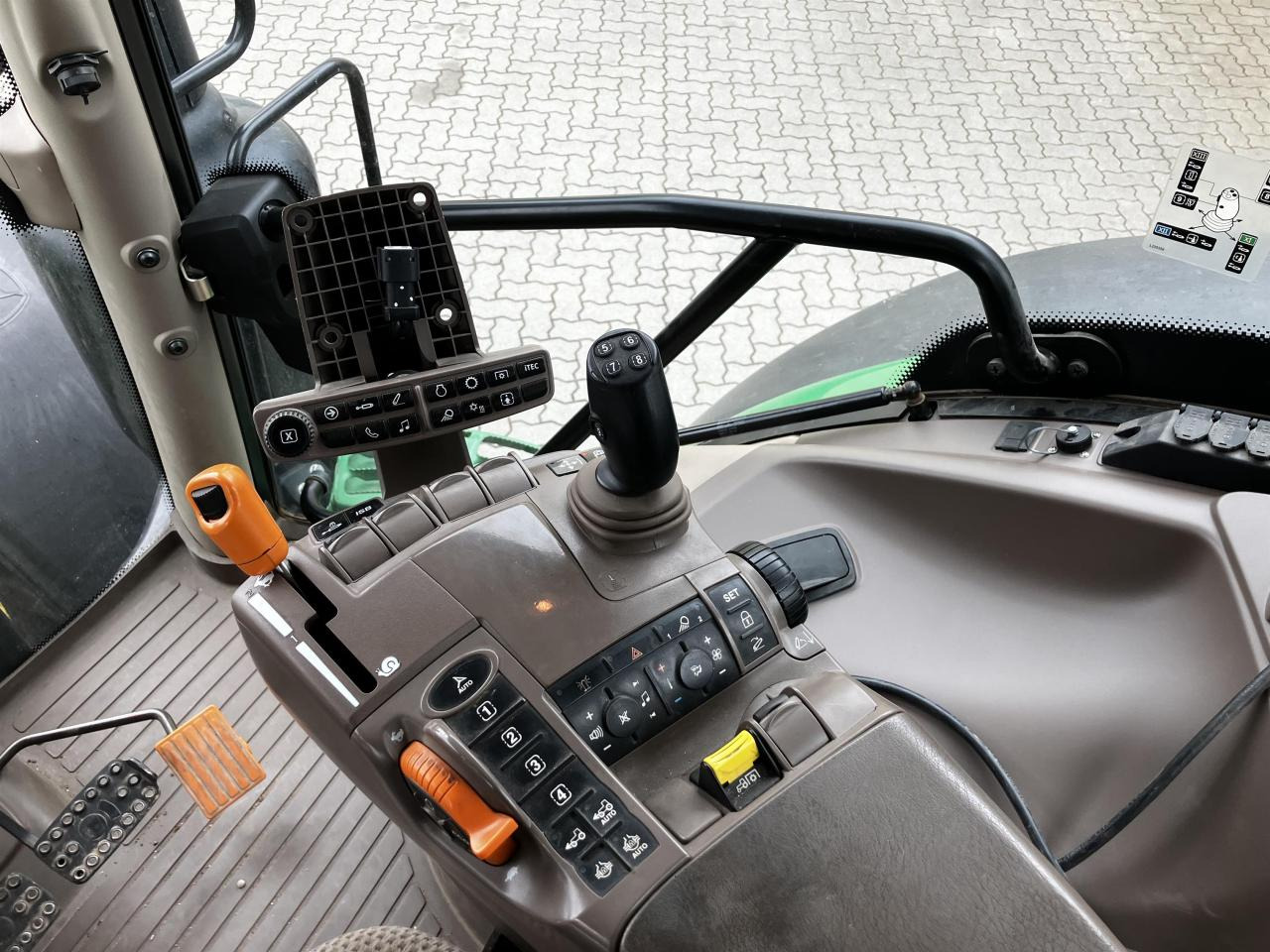 Трактор John Deere 6215R: фото 8