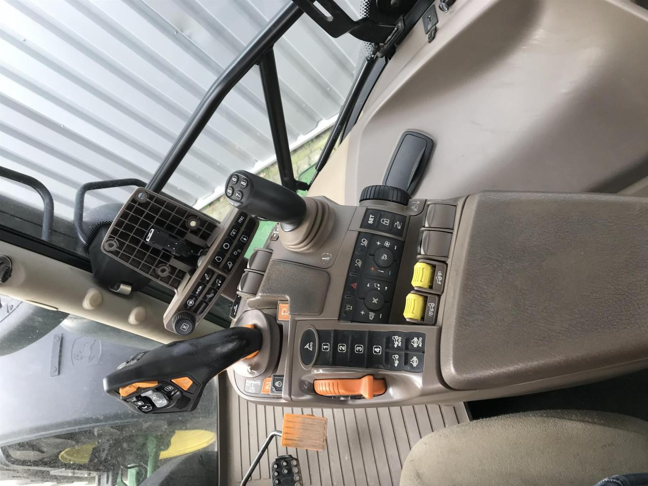 Трактор John Deere 6250R: фото 9