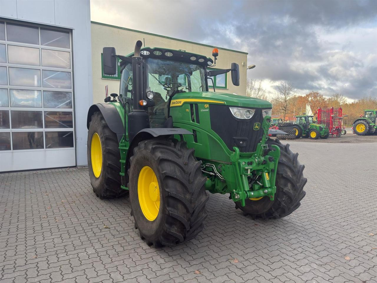 John Deere 6R 175 - Трактор: фото 4 John Deere 6R 175 - Трактор: фото 4