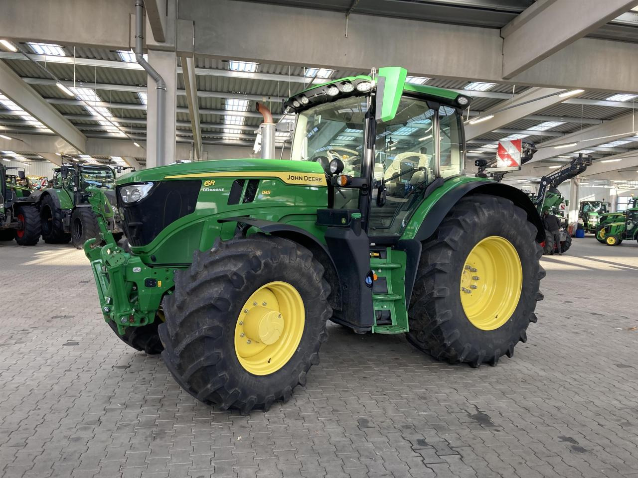 John Deere 6R 185 - Трактор: фото 1 John Deere 6R 185 - Трактор: фото 1