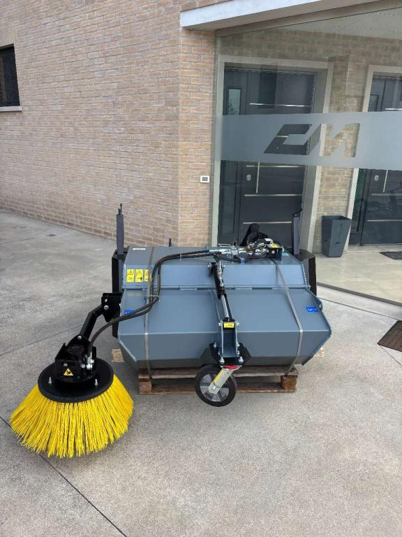 CM Crusher CSI 125 Sweeping Bucket - Щетка для Мини-погрузчиков с бортовым поворотом: фото 1 CM Crusher CSI 125 Sweeping Bucket - Щетка для Мини-погрузчиков с бортовым поворотом: фото 1