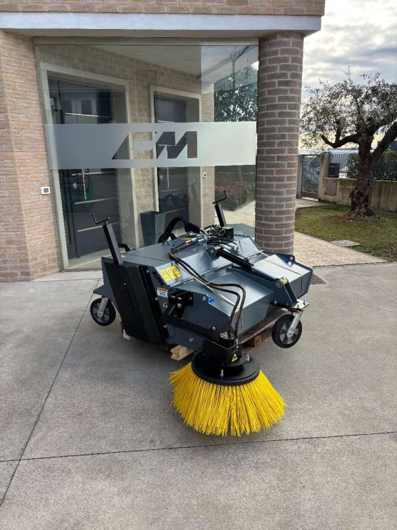 CM Crusher CSI 125 Sweeping Bucket - Щетка для Мини-погрузчиков с бортовым поворотом: фото 2 CM Crusher CSI 125 Sweeping Bucket - Щетка для Мини-погрузчиков с бортовым поворотом: фото 2