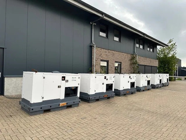 Iveco FPT F32 AM1A Leroy Somer 32 kVA Silent generatorset 297 hours ! - Электрогенератор: фото 2 Iveco FPT F32 AM1A Leroy Somer 32 kVA Silent generatorset 297 hours ! - Электрогенератор: фото 2