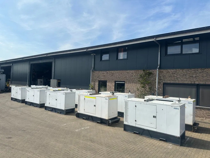 Iveco FPT NEF45 SM1A.A004 Stamford 60 KVA Silent Rental generatorset - Электрогенератор: фото 3 Iveco FPT NEF45 SM1A.A004 Stamford 60 KVA Silent Rental generatorset - Электрогенератор: фото 3