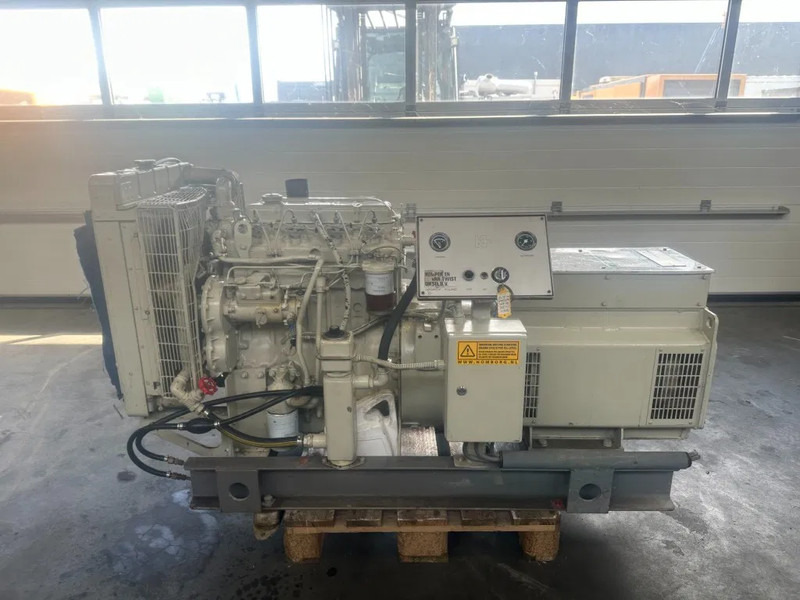 Perkins T4.236 60 kVA noodstroom generatorset as New ! 256 hours ! - Электрогенератор: фото 1 Perkins T4.236 60 kVA noodstroom generatorset as New ! 256 hours ! - Электрогенератор: фото 1