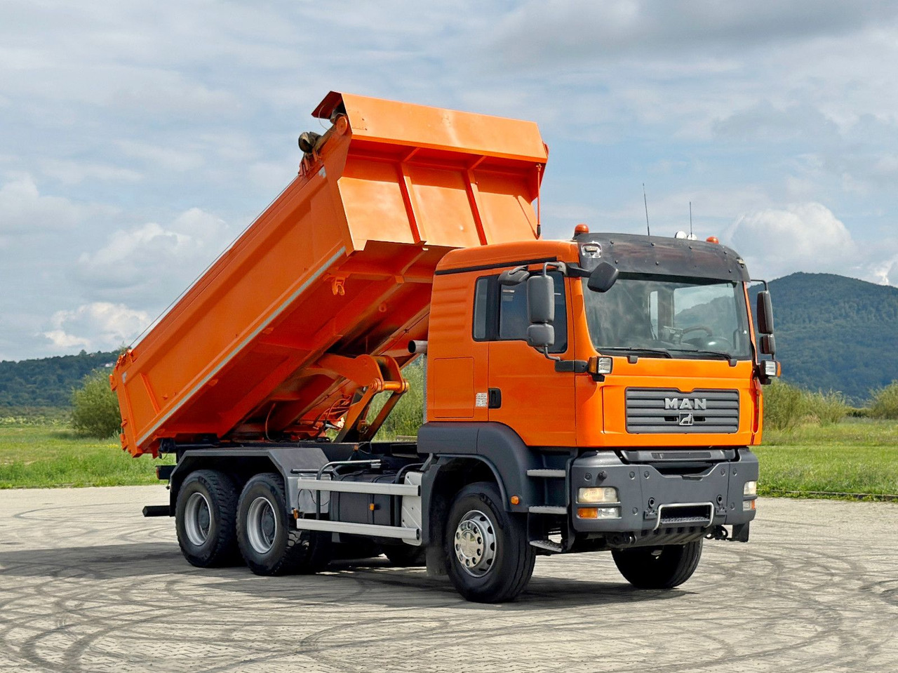MAN TGA 33.440 * KIPPER 5,10 m + BORDMATIC / 6x4*TOP - Самосвал, Автоманипулятор: фото 1 MAN TGA 33.440 * KIPPER 5,10 m + BORDMATIC / 6x4*TOP - Самосвал, Автоманипулятор: фото 1