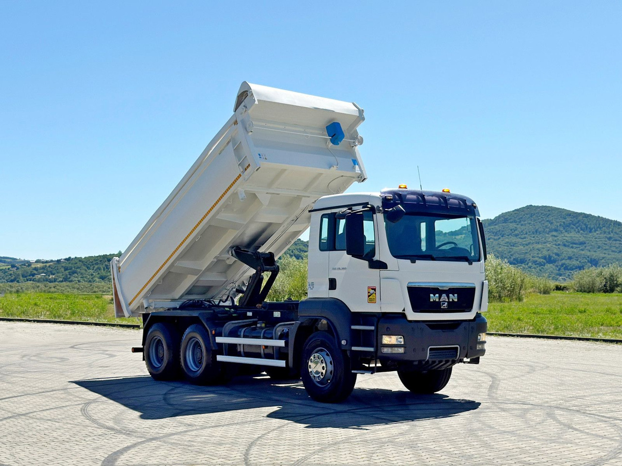 MAN TGS 26.360 Kipper 5,20 m + BORDMATIC / 6x4 - Самосвал, Автоманипулятор: фото 1 MAN TGS 26.360 Kipper 5,20 m + BORDMATIC / 6x4 - Самосвал, Автоманипулятор: фото 1